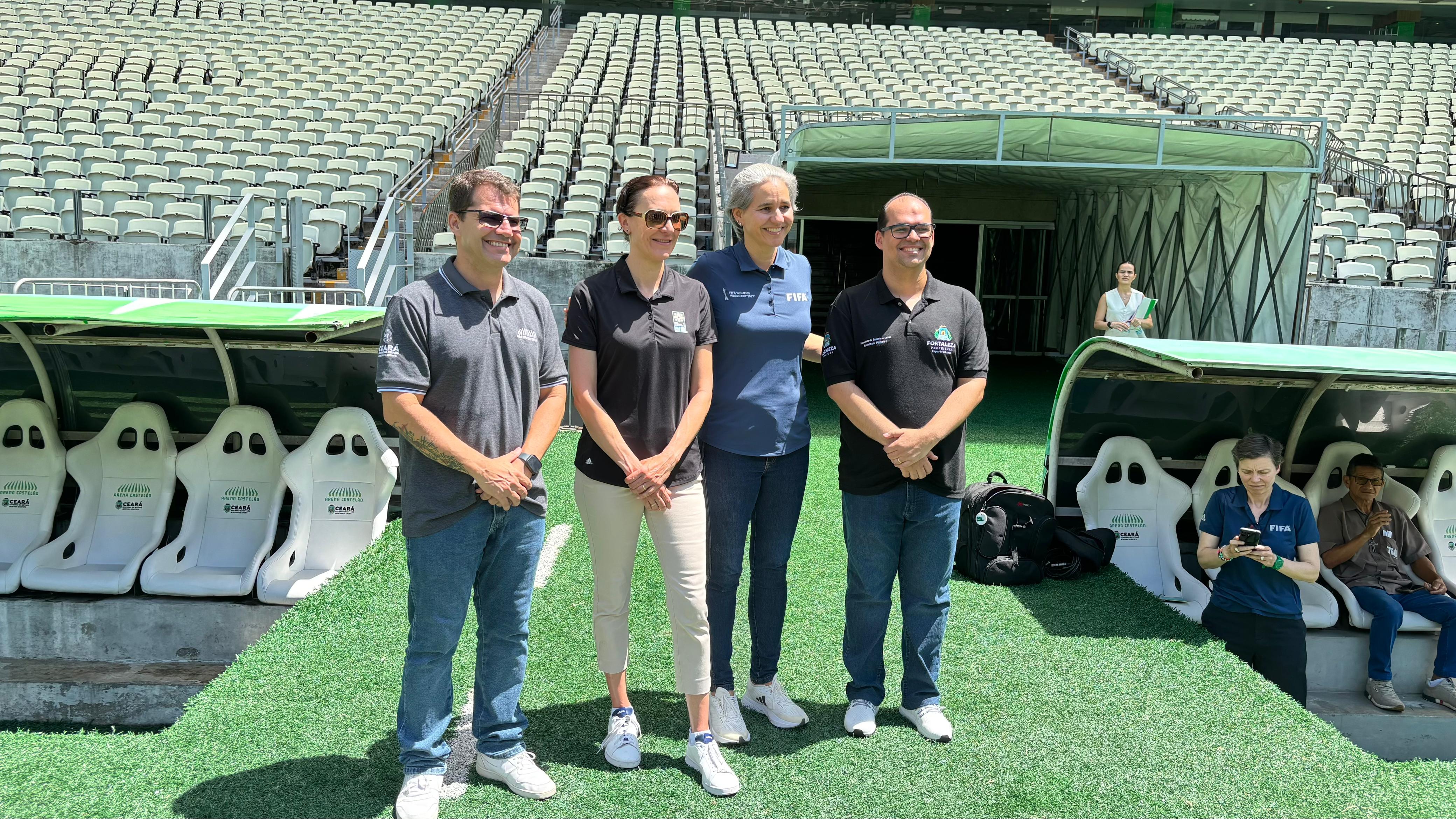 grupo de pessoas posa para a foto